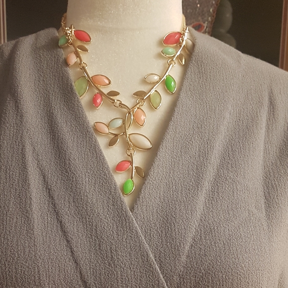 Colored leafy necklace - Picture 2 of 2